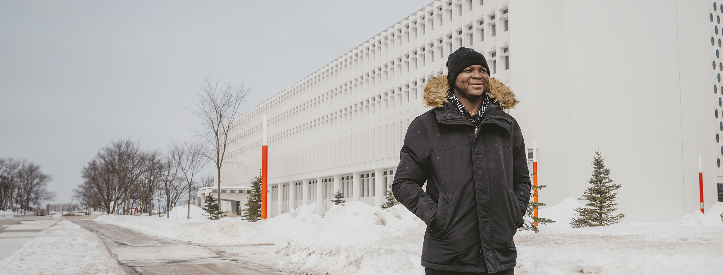 étudiant marchant sur le campus en hiver