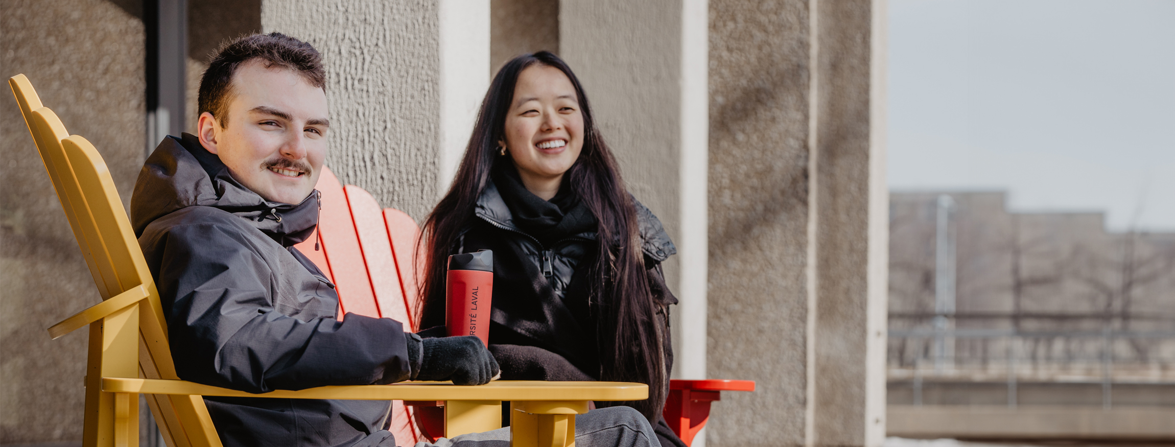 un étudiant et une étudiante sur le campus