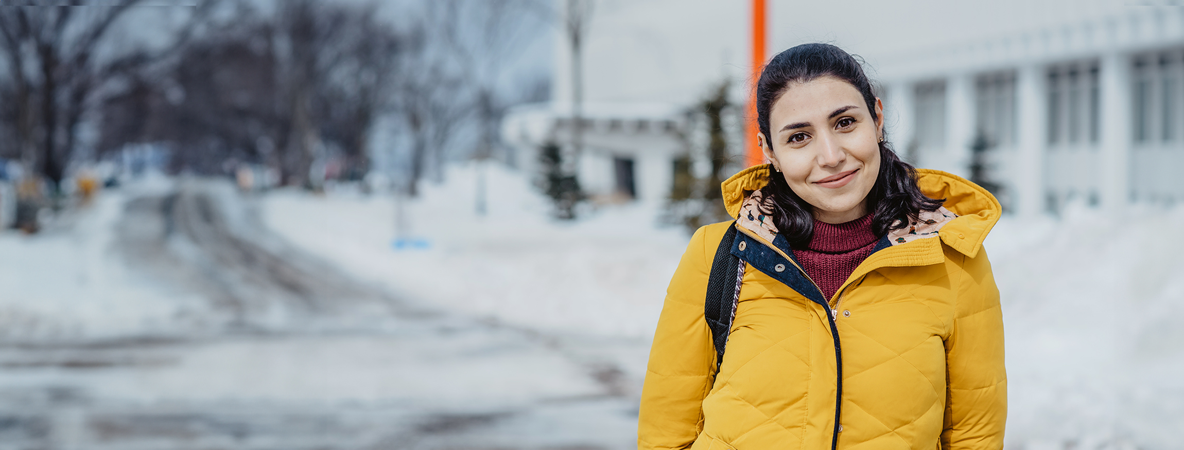 étudiante sur le campus en hiver